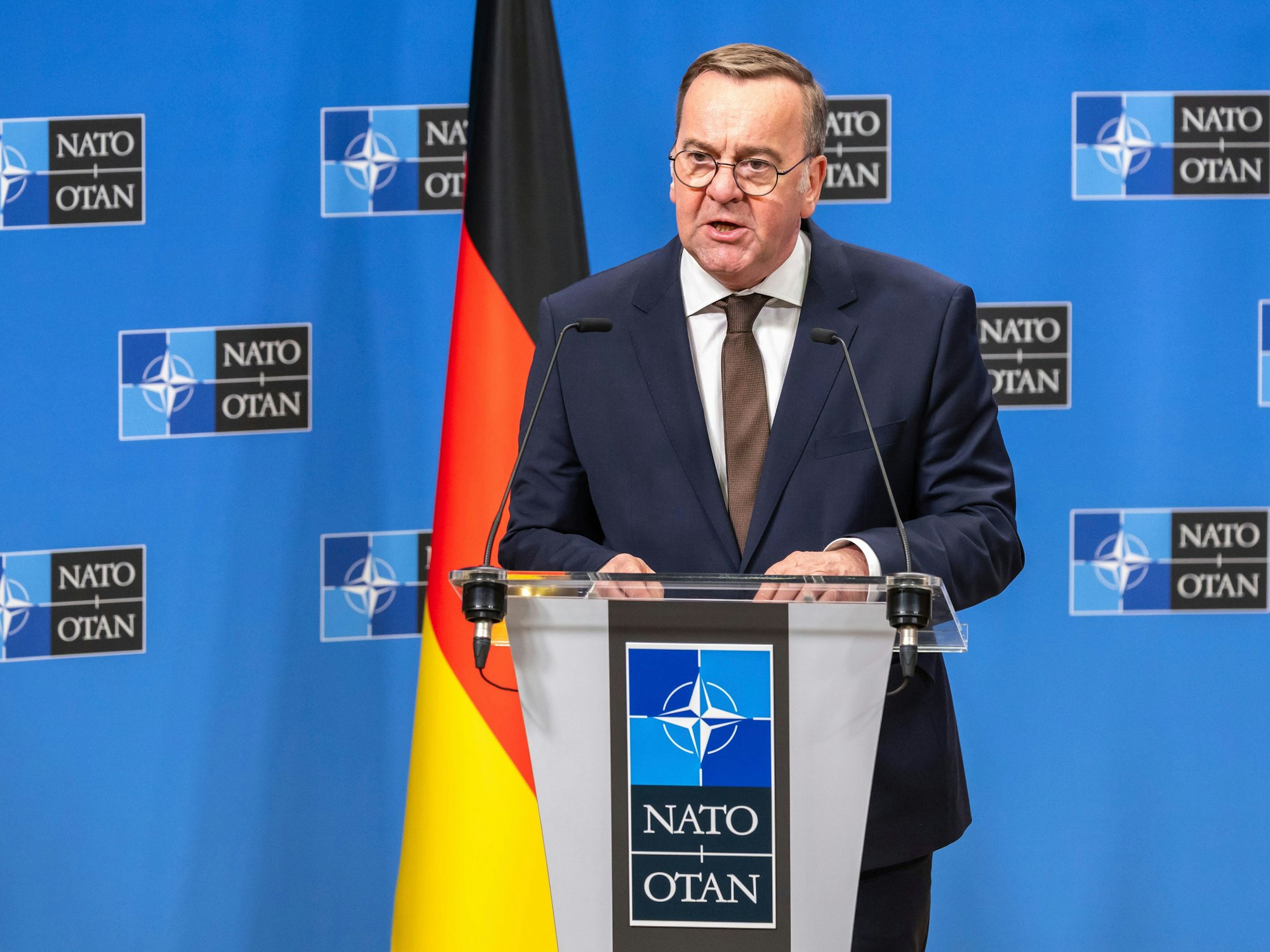 Boris Pistorius (SPD), geschäftsführender Bundesminister der Verteidigung, spricht am 11. April 2025) auf einer Pressekonferenz nach dem Treffen der internationalen Kontaktgruppe (UDCG) zur Koordinierung von militärischer Unterstützung für die Ukraine im Nato-Hauptquartier.