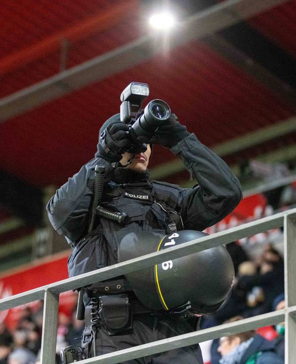 Ein Polizist behält bei einem Spiel von Jahn Regensburg den Gästeblock im Blick. (Foto: 17. Januar 2025)
