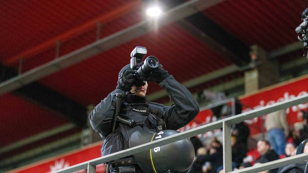 Ein Polizist behält bei einem Spiel von Jahn Regensburg den Gästeblock im Blick. (Foto: 17. Januar 2025)