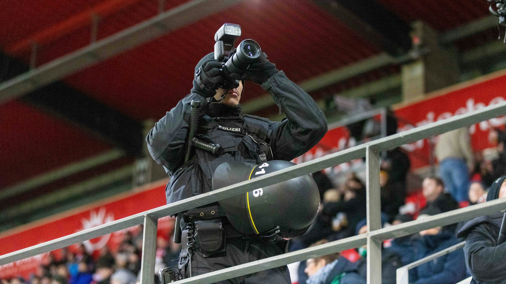 Ein Polizist behält bei einem Spiel von Jahn Regensburg den Gästeblock im Blick. (Foto: 17. Januar 2025)