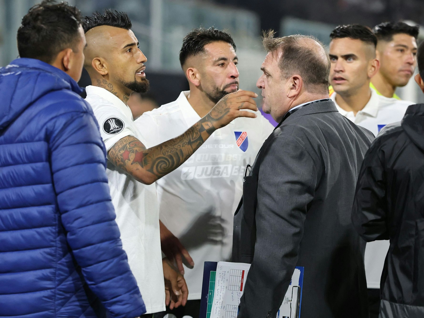 Ex-Bundesligaprofi Arturo Vidal (links) beim Gruppenspiel des Libertadores-Cups in Santiago.