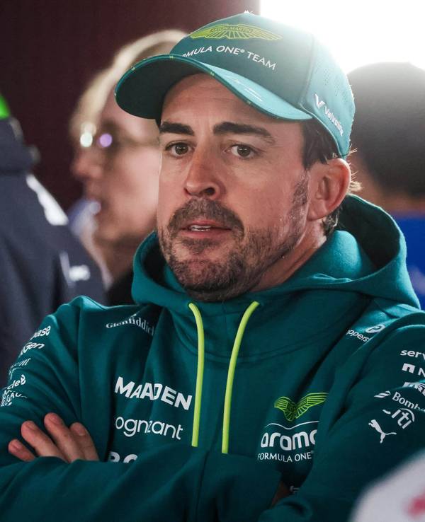 Fernando Alonso blickt verängstigt in die Gegend.