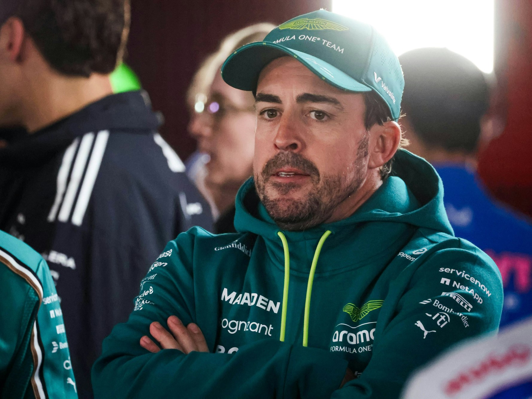 Fernando Alonso blickt verängstigt in die Gegend.