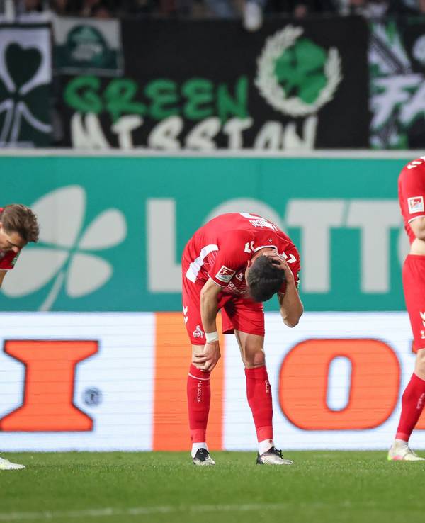 Die Kölner Spieler stehen nach dem Abpfiff auf dem Platz in Fürth.