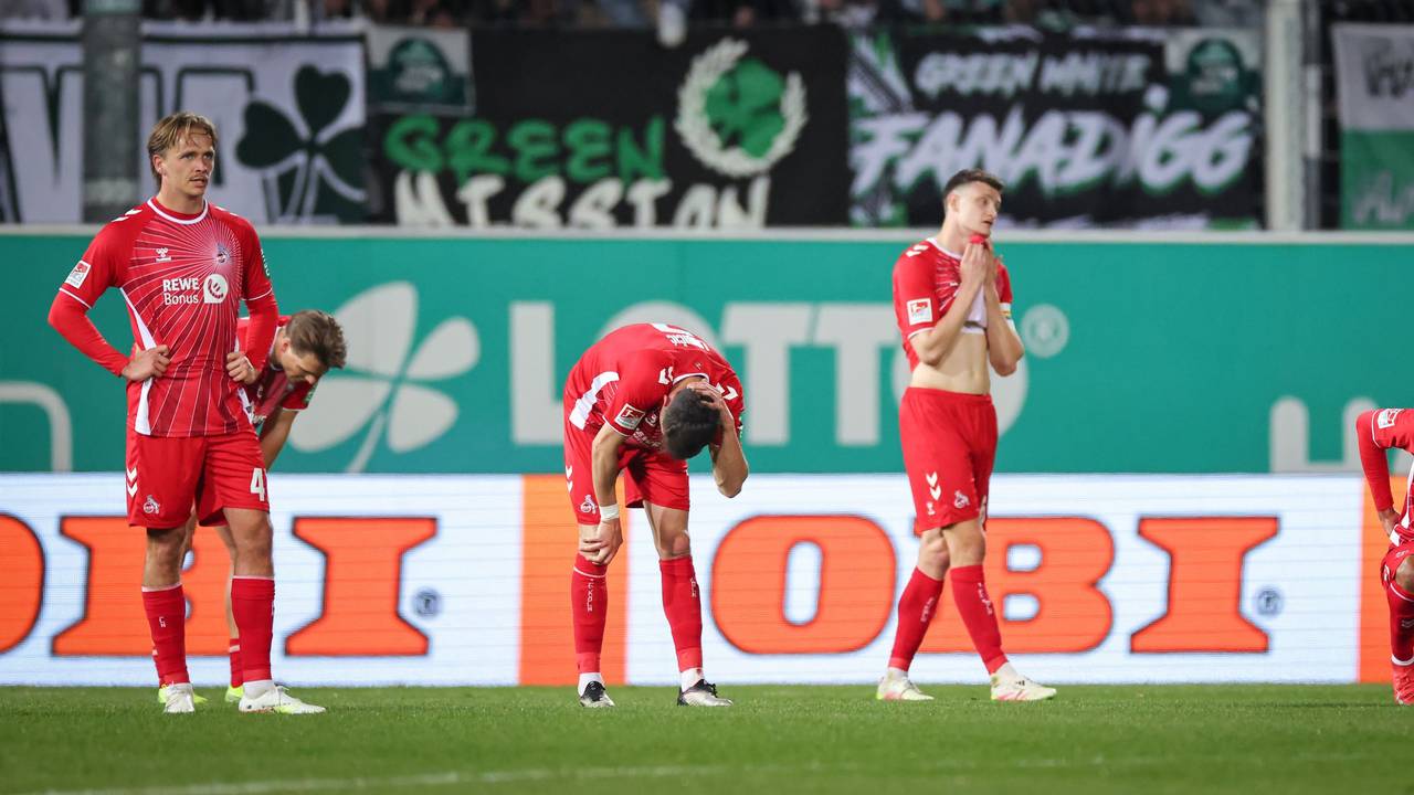 Die Kölner Spieler stehen nach dem Abpfiff auf dem Platz in Fürth.