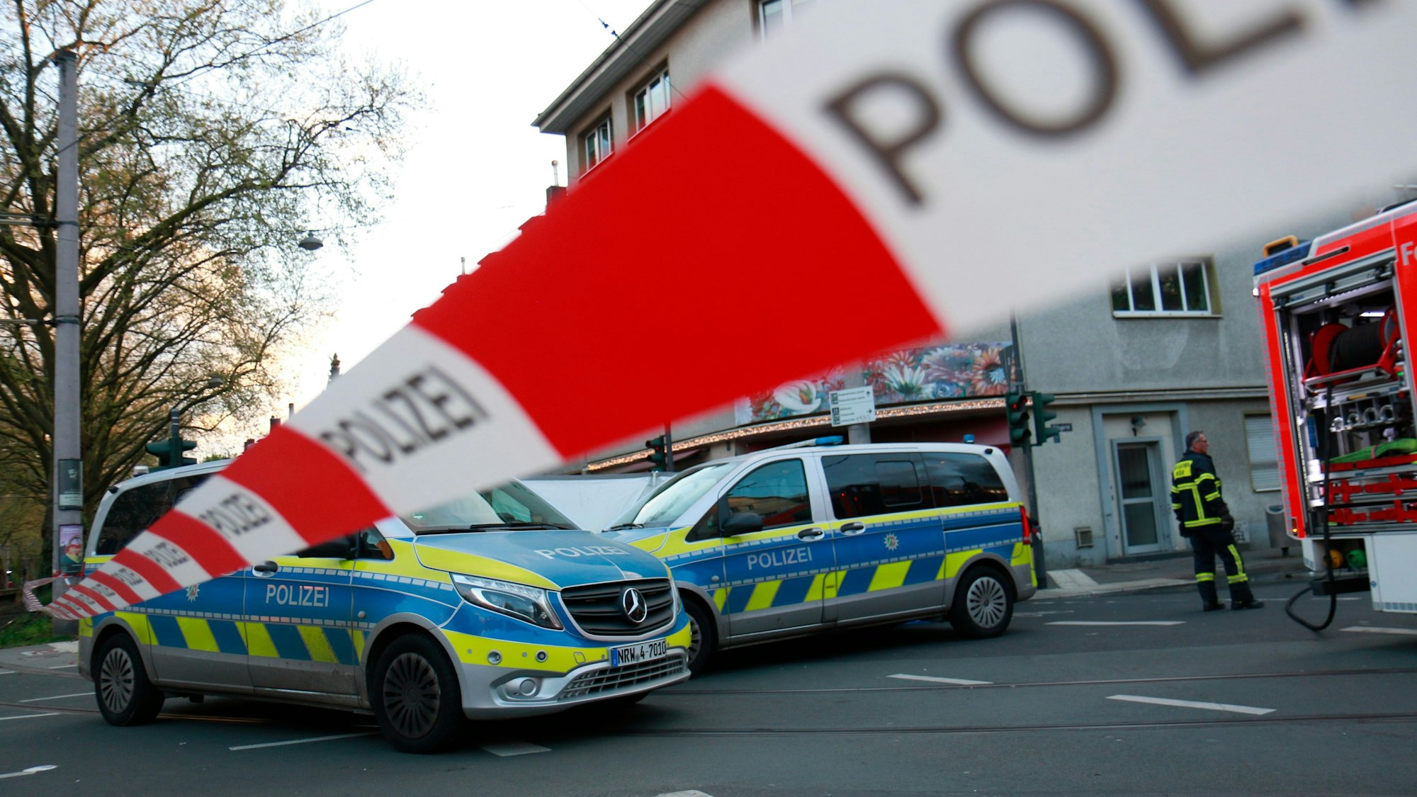 Einsatzkräfte sperren die Straße nach einem Unfall am 9. April 2024 (Symbolfoto). Am Freitagmorgen (11. April 2025) kam es zu einem Unfall in Köln-Nippes.