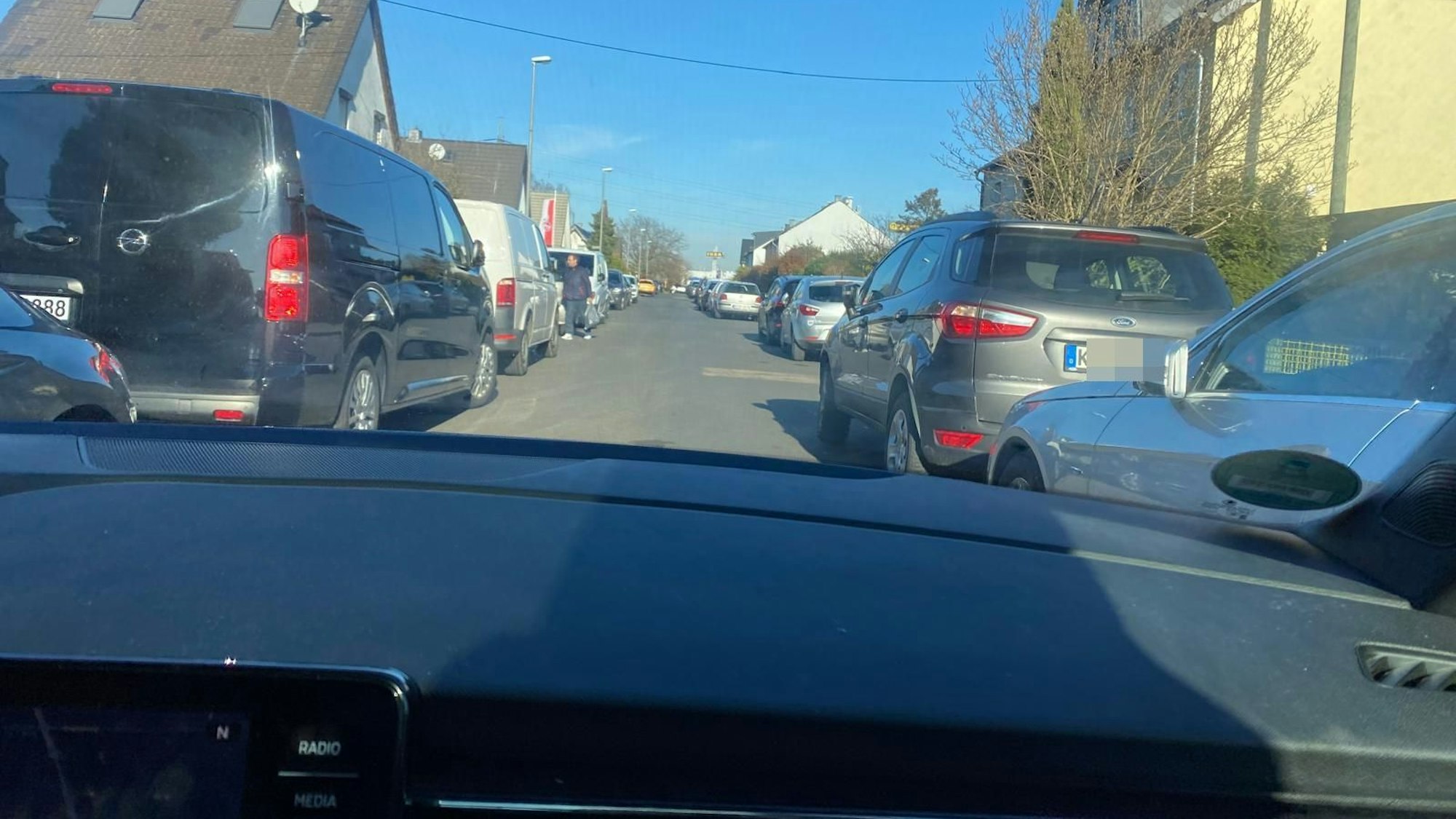 Zugeparkte Straßen in Köln-Godorf