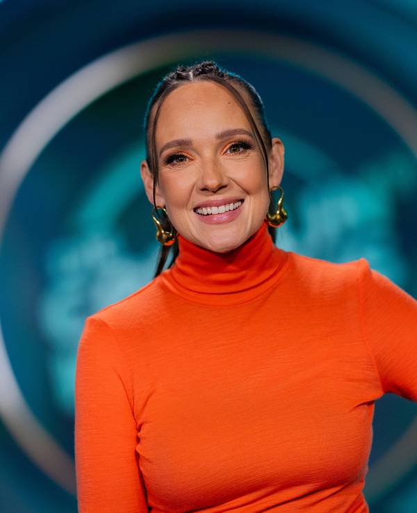 Carolin Kebekus, Moderatorin und Entertainerin, steht vor einer Aufzeichnung der ·Carolin Kebekus Show· im Studio König.