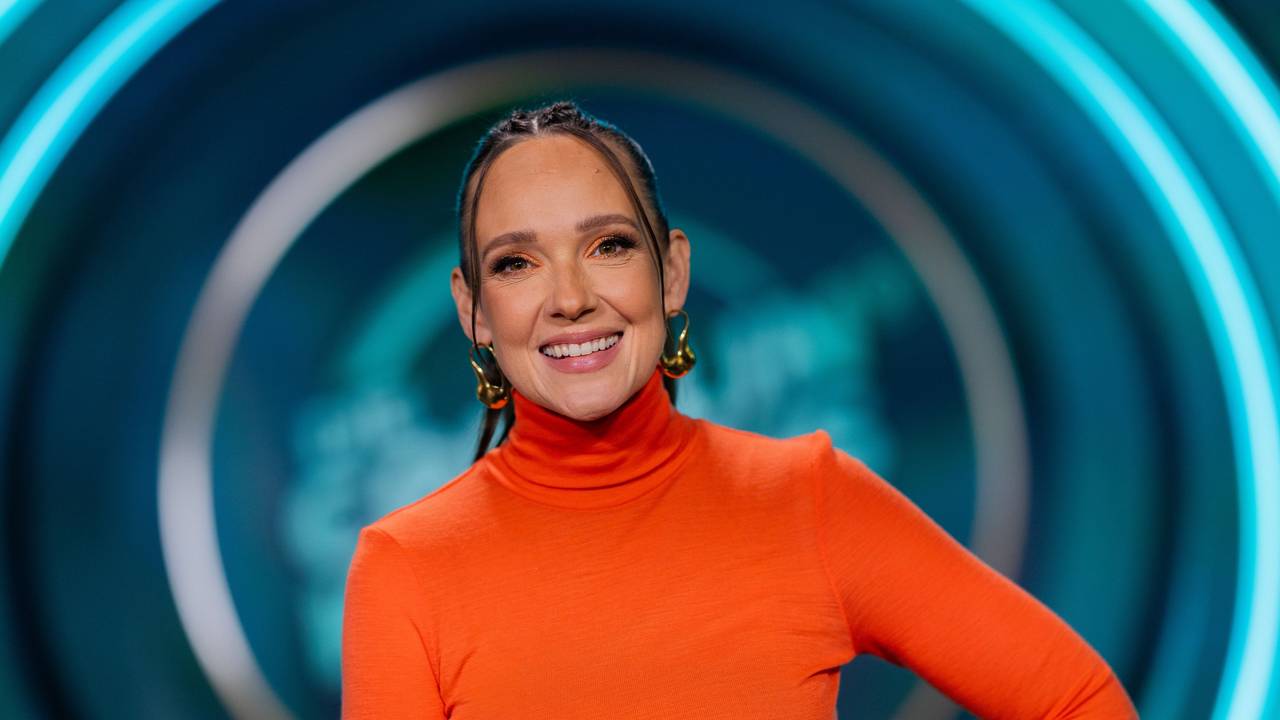 Carolin Kebekus, Moderatorin und Entertainerin, steht vor einer Aufzeichnung der ·Carolin Kebekus Show· im Studio König.