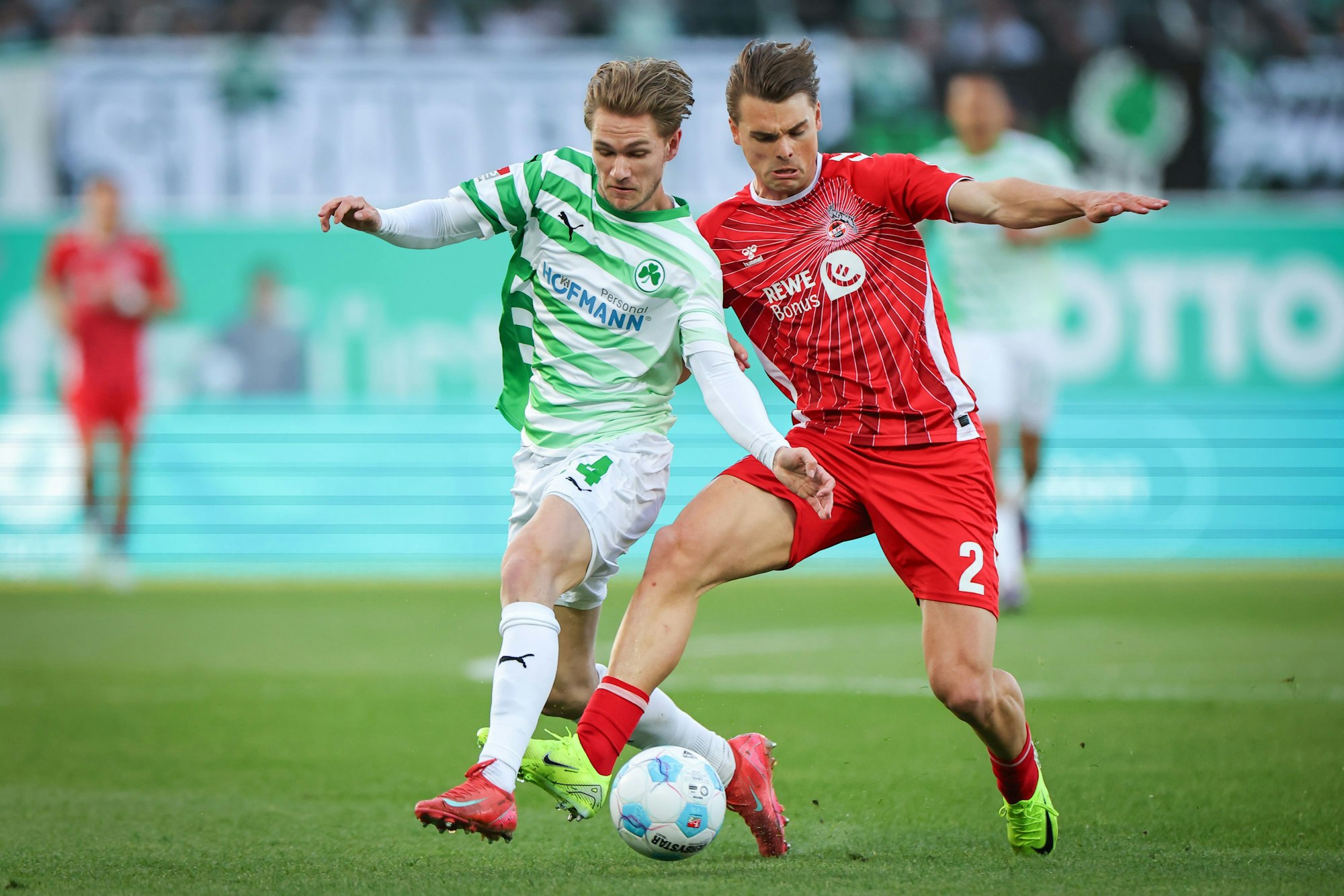 Der Fürther Marco John (l) kämpft mit dem Kölner Joël Schmied um den Ball.