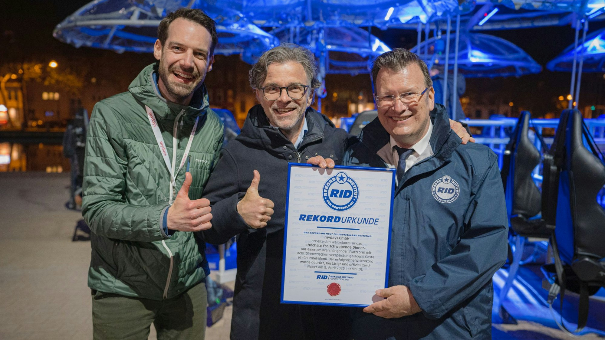Rekordrichter Olaf Kuchenbecker überreicht eine Urkunde.