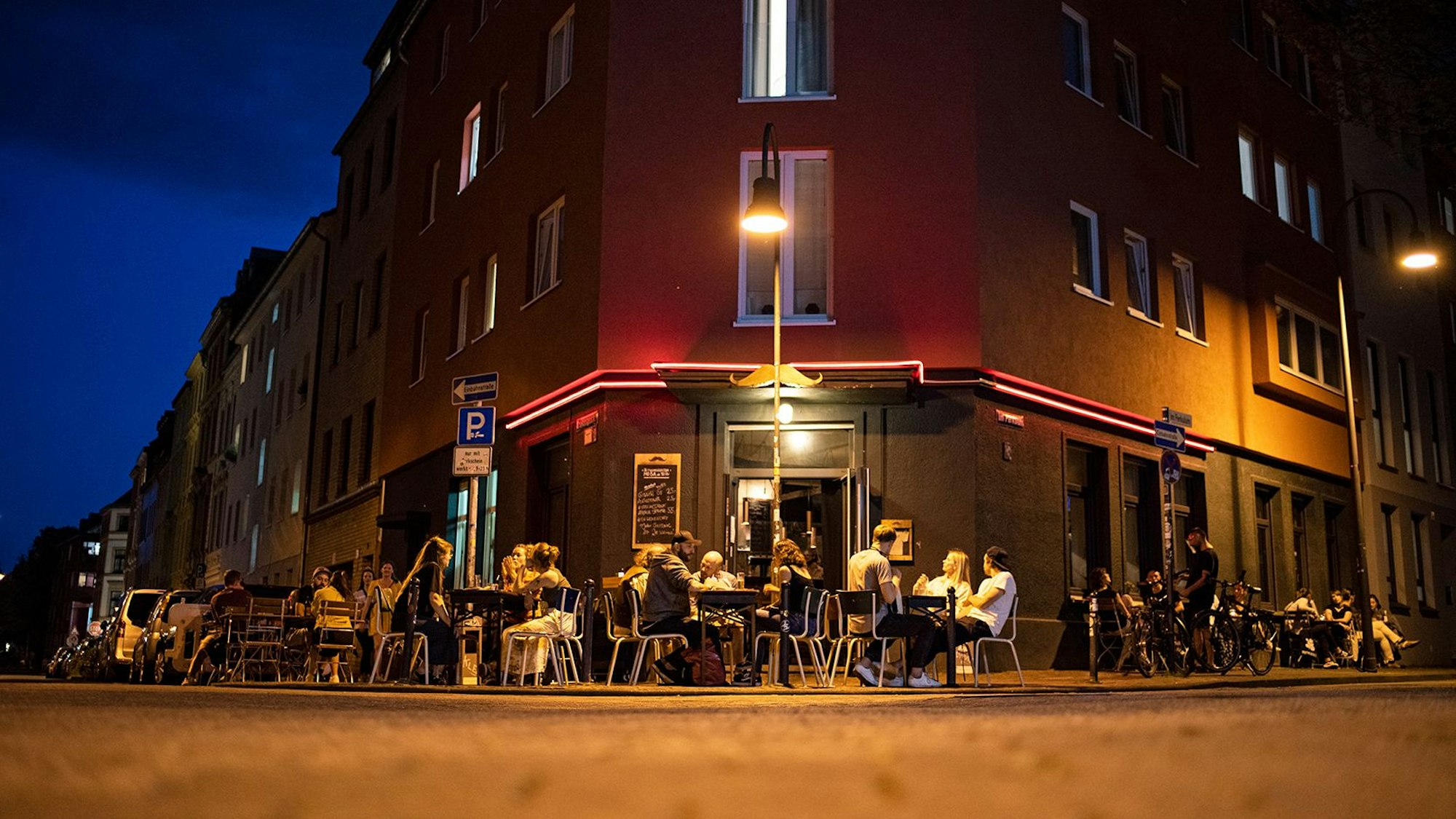 „Im Schnörres“ muss die Außengastronomie früher schließen.