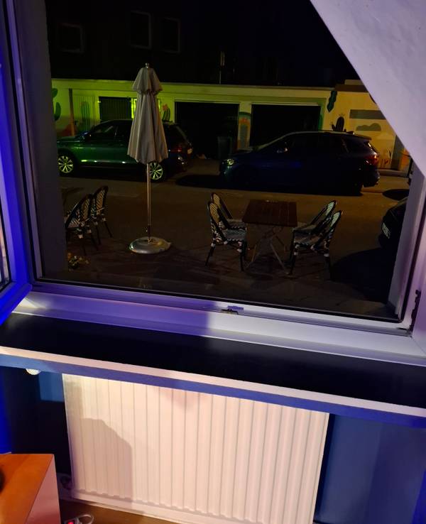 Blick aus dem Fenster einer Parterrewohnung in Köln.