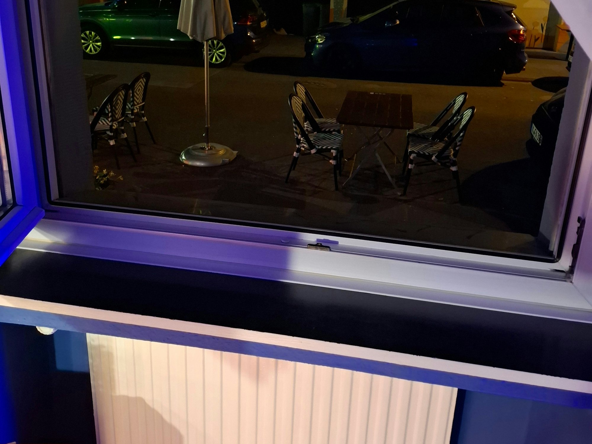 Blick aus dem Fenster einer Parterrewohnung in Köln.