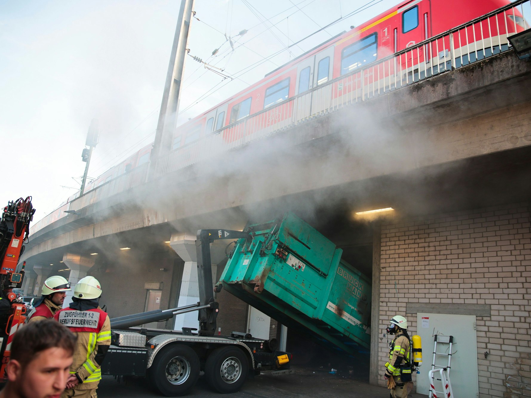 Die Feuerwehr beim Einsatz am Kölner Hauptbahnhof, zu dem Zeitpunkt fährt eine S-Bahn ein.