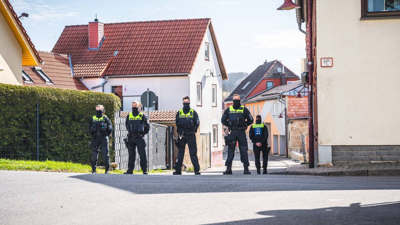 Polizeibeamte sichern die Umgebung um einen Tatort in Klettbach. Vier Menschen sind im thüringischen Klettbach im Weimarer Land tot aufgefunden worden.