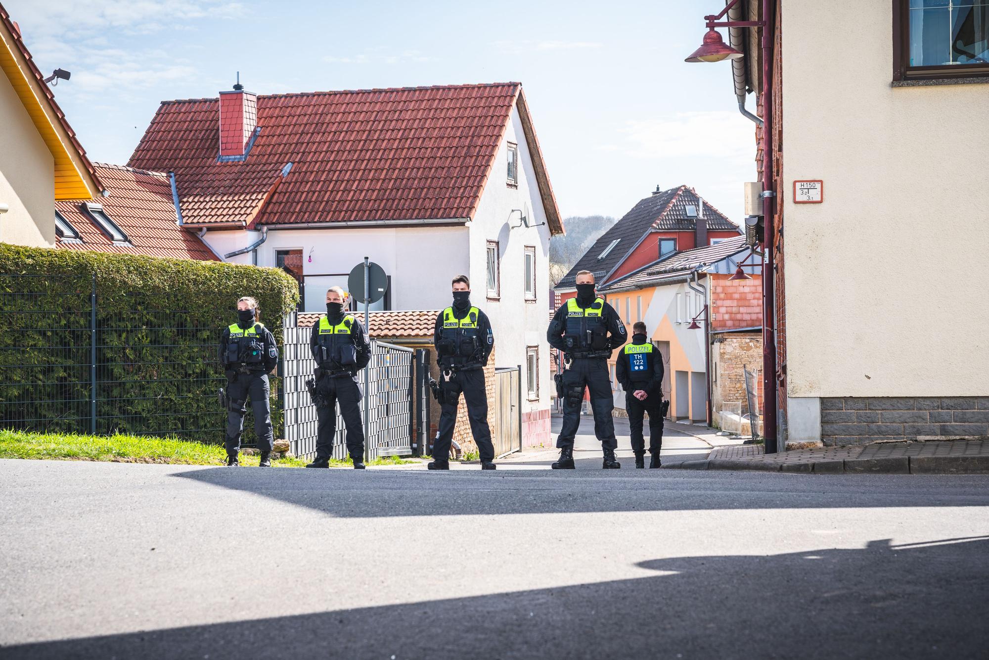 Polizeibeamte sichern die Umgebung um einen Tatort in Klettbach. Vier Menschen sind im thüringischen Klettbach im Weimarer Land tot aufgefunden worden.