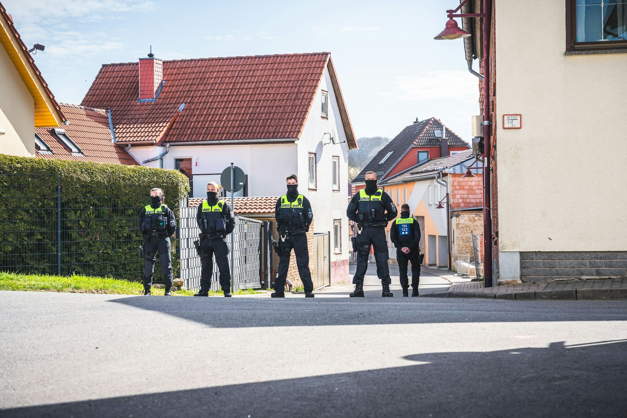 Polizeibeamte sichern die Umgebung um einen Tatort in Klettbach. Vier Menschen sind im thüringischen Klettbach im Weimarer Land tot aufgefunden worden.