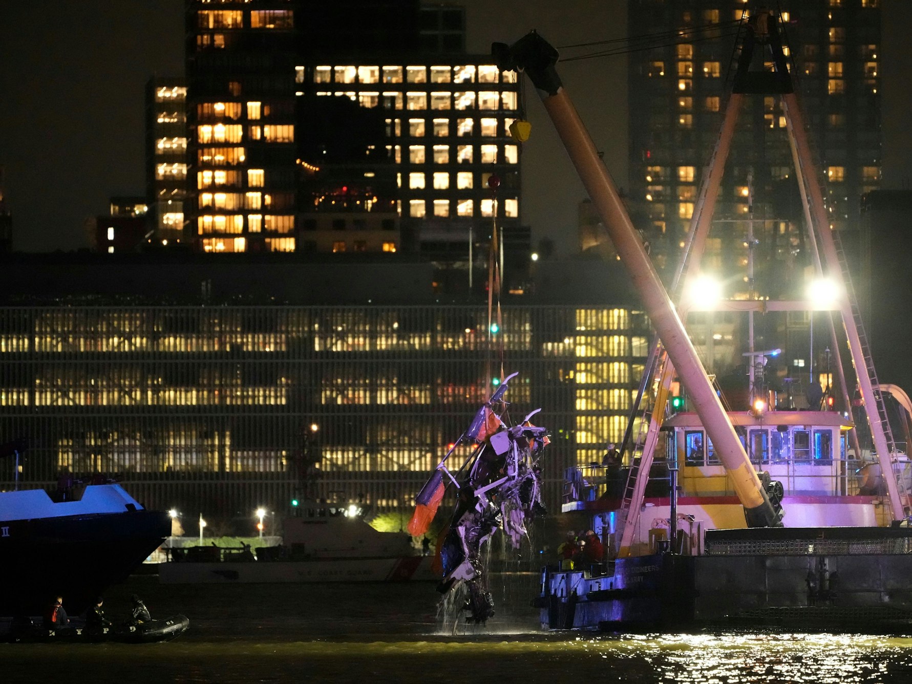Ein Kran hebt das Wrack des in den Hudson River gestürzten Hubschraubers aus dem Wasser.