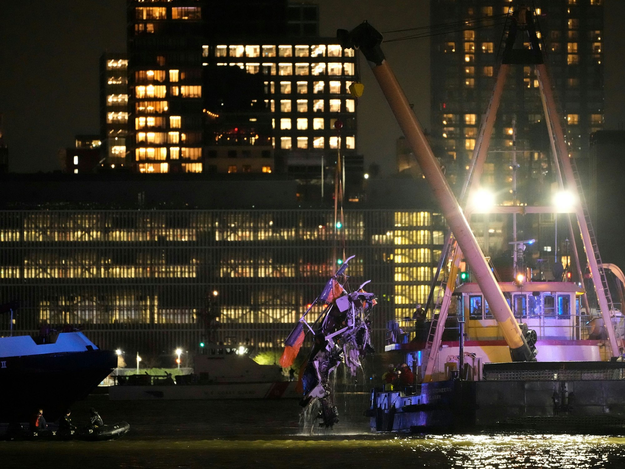 Ein Kran hebt das Wrack des in den Hudson River gestürzten Hubschraubers aus dem Wasser.