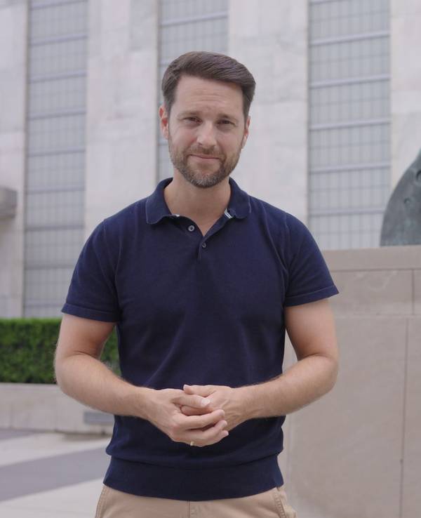 Mirko Drotschmann vor dem Friedenssymbol "Non Violence" von Carl Fredrik Reuterswärd auf dem UN-Gelände in New York.