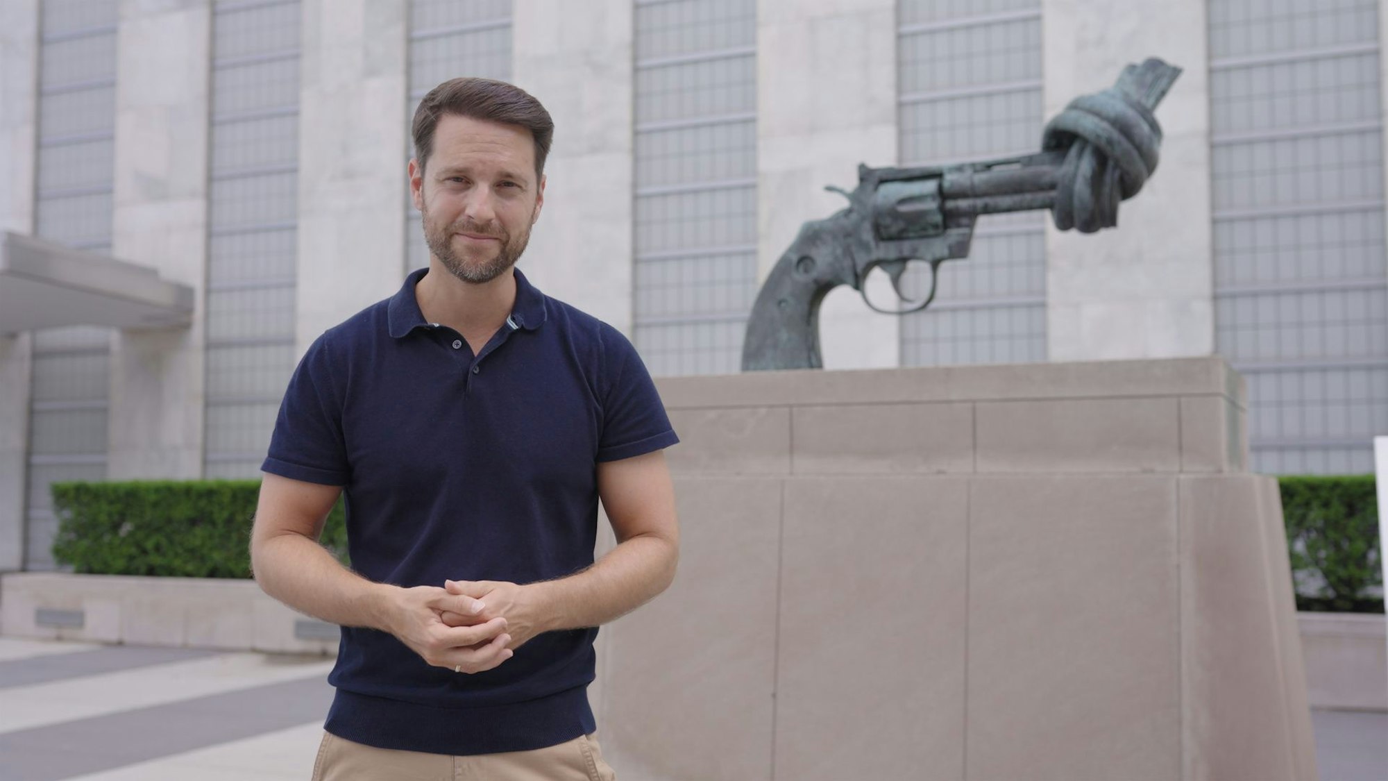 Mirko Drotschmann vor dem Friedenssymbol "Non Violence" von Carl Fredrik Reuterswärd auf dem UN-Gelände in New York.