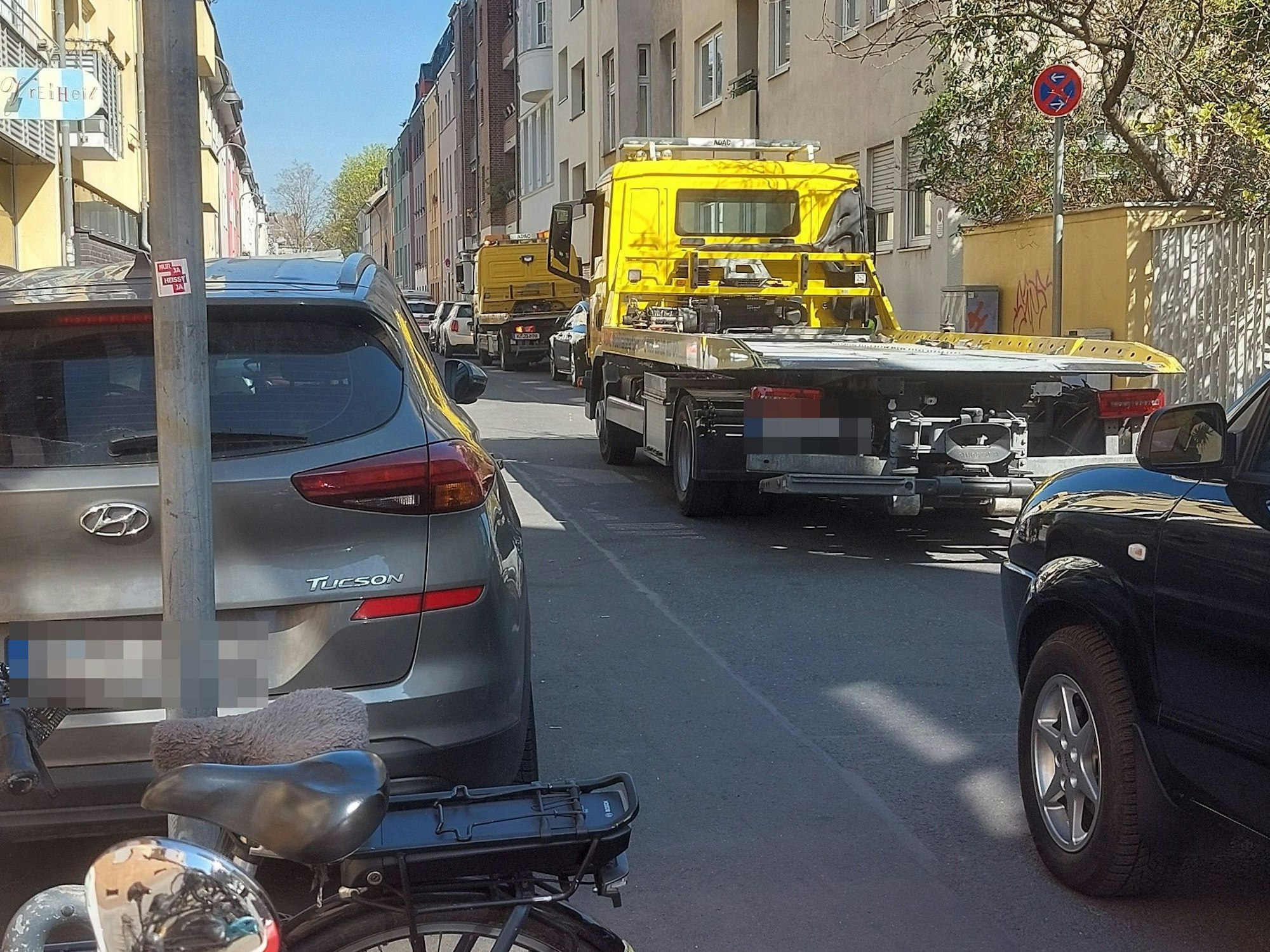 Diesmal rückte das Ordnungsamt mit zwei Abschleppwagen an.