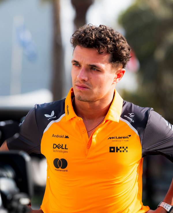 Lando Norris hat die Hände in der Hüfte und schaut grimmig.