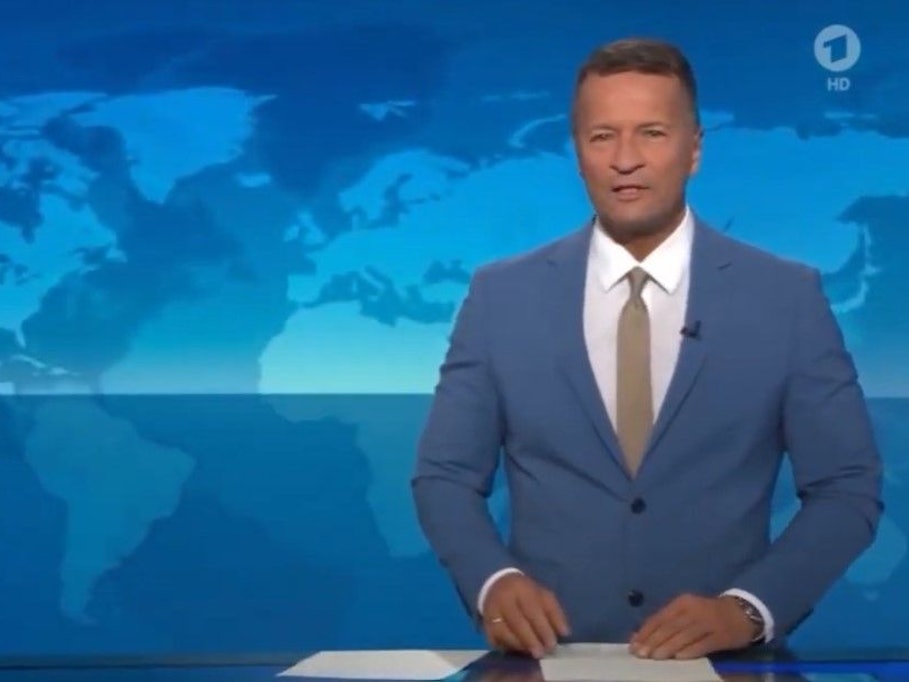 Gerrit Derkowski moderiert eine Ausgabe der Tagesschau.