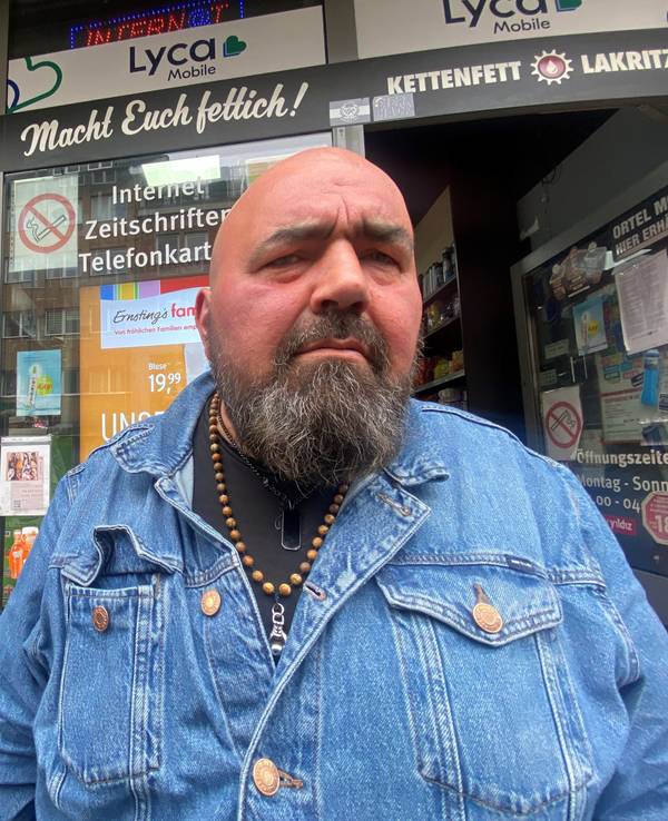 Senol Cosan vom „Kiosk Ergin“ in Köln-Ehrenfeld kennen viele als „Baba“.