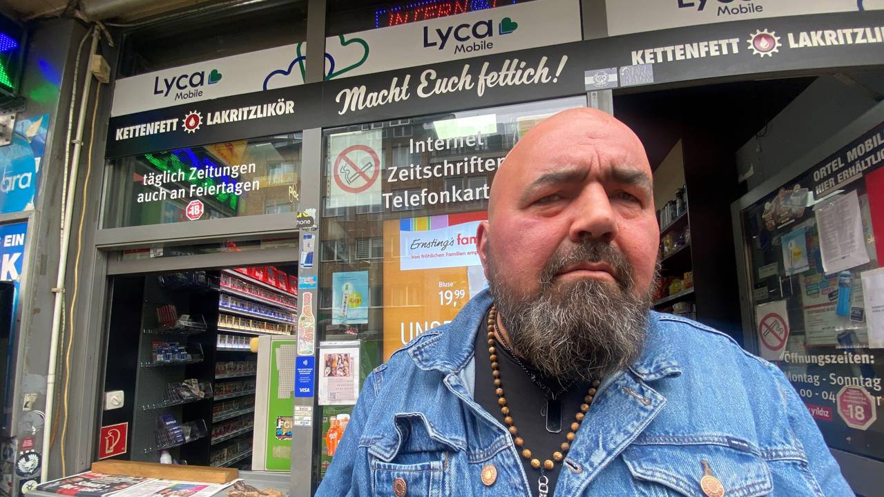 Senol Cosan vom „Kiosk Ergin“ in Köln-Ehrenfeld kennen viele als „Baba“.