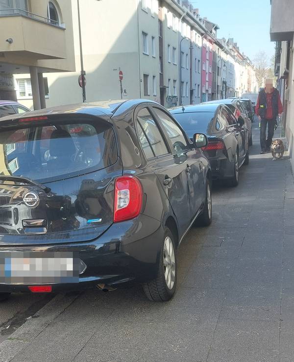 Wieder blockierten am Freitag (11. April 2025) Falschparker in der Wallstraße in Köln-Mülheim den Fußweg. Zudem standen sie im absoluten Halteverbot.