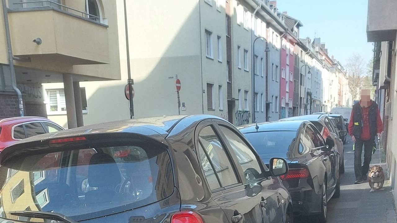 Wieder blockierten am Freitag (11. April 2025) Falschparker in der Wallstraße in Köln-Mülheim den Fußweg. Zudem standen sie im absoluten Halteverbot.