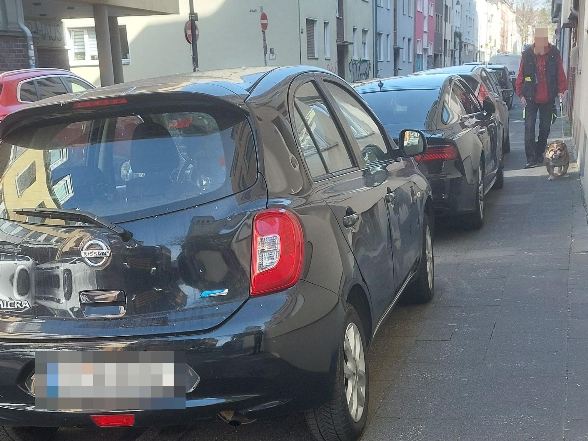 Wieder blockierten am Freitag (11. April 2025) Falschparker in der Wallstraße in Köln-Mülheim den Fußweg. Zudem standen sie im absoluten Halteverbot.
