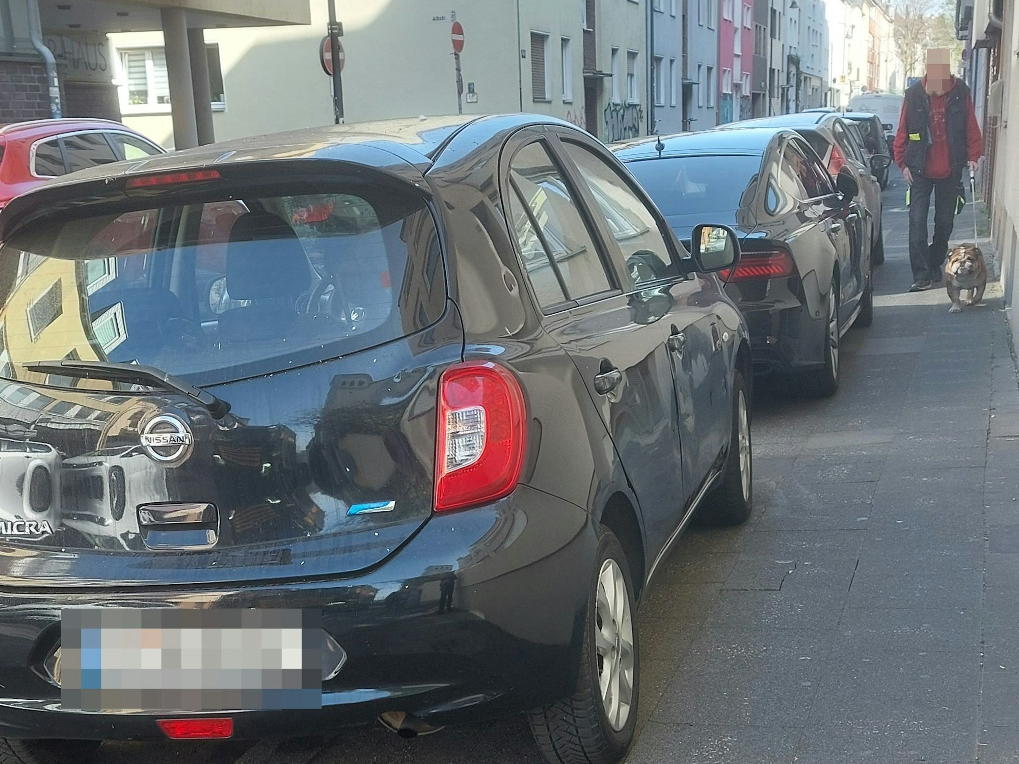 Wieder blockierten am Freitag (11. April 2025) Falschparker in der Wallstraße in Köln-Mülheim den Fußweg. Zudem standen sie im absoluten Halteverbot.