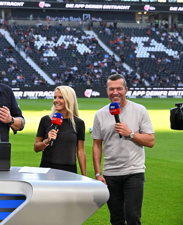 Sebastian Hellmann, Wolff Fuss, Julia Simic und Lothar Matthäus lachen am Presenter-Pult.
