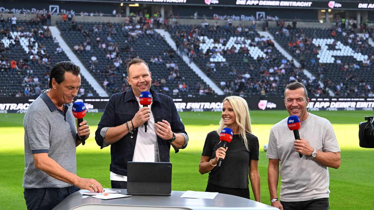 Sebastian Hellmann, Wolff Fuss, Julia Simic und Lothar Matthäus lachen am Presenter-Pult.