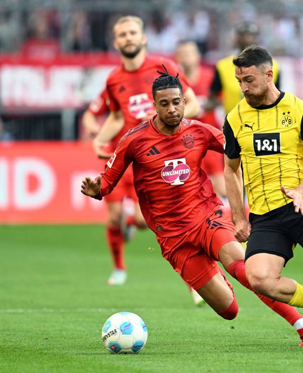 Münchens Michael Olise (l.) und Dortmunds Salih Özcan kämpfen um den Ball.