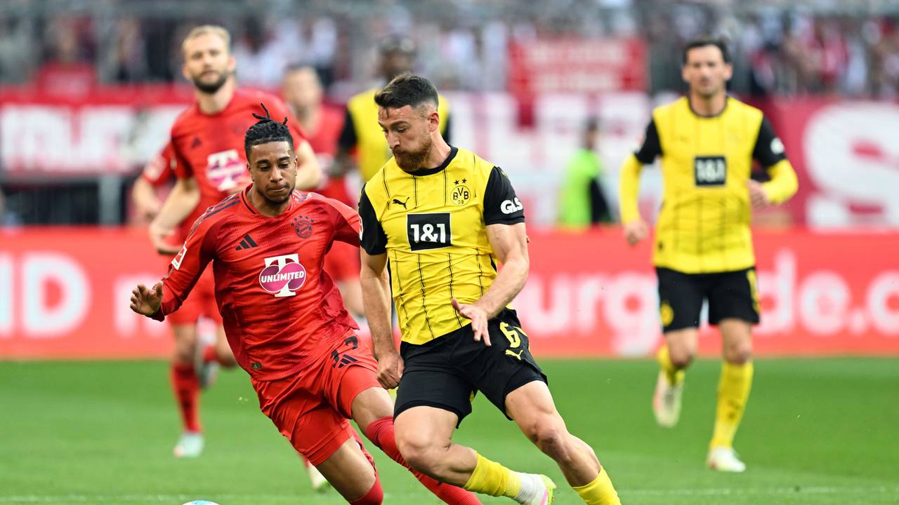 Münchens Michael Olise (l.) und Dortmunds Salih Özcan kämpfen um den Ball.