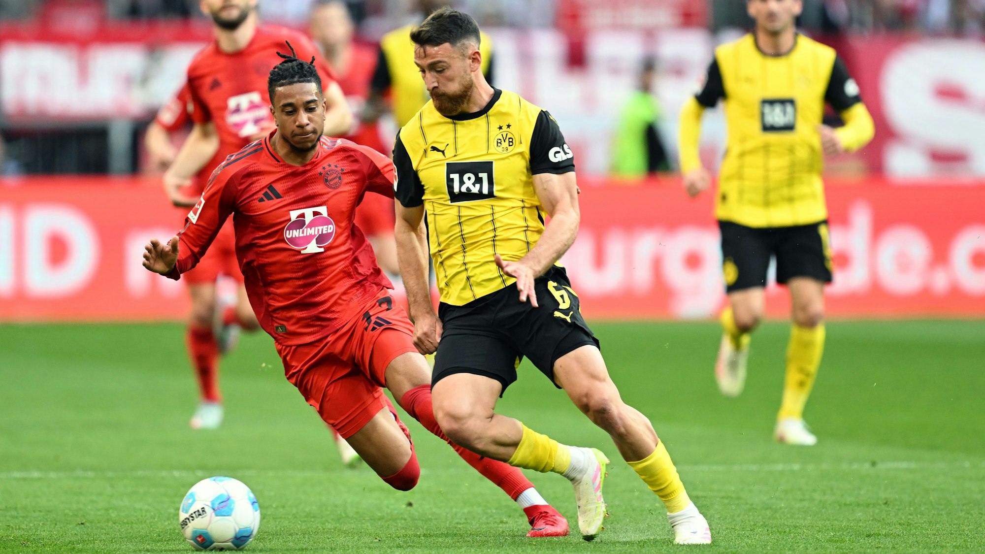 Michael Olise (l.) und Salih Özcan im Zweikampf.