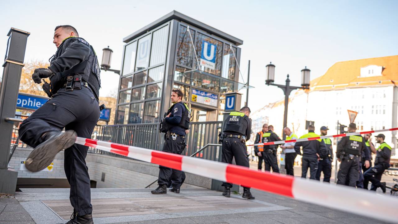 Berliner Polizisten stehen am 12. April 2025 nach einer Gewalttat vor dem U-Bahn-Eingang Sophie-Charlotte-Platz.