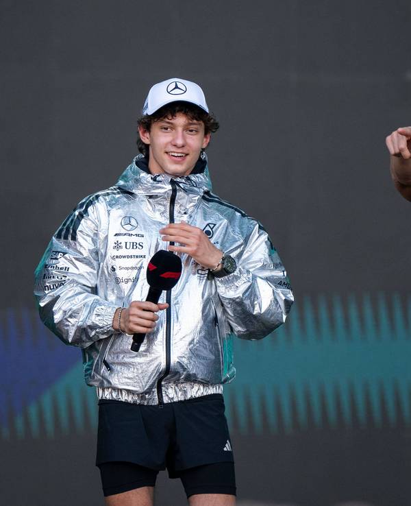 Die Mercedes-Piloten Kimi Antonelli stehen auf der Bühne.