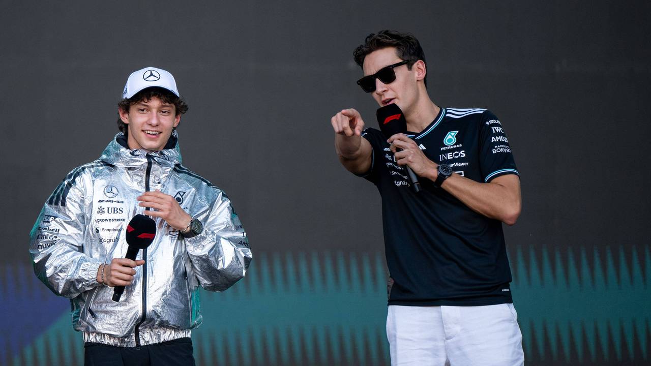 Die Mercedes-Piloten Kimi Antonelli stehen auf der Bühne.