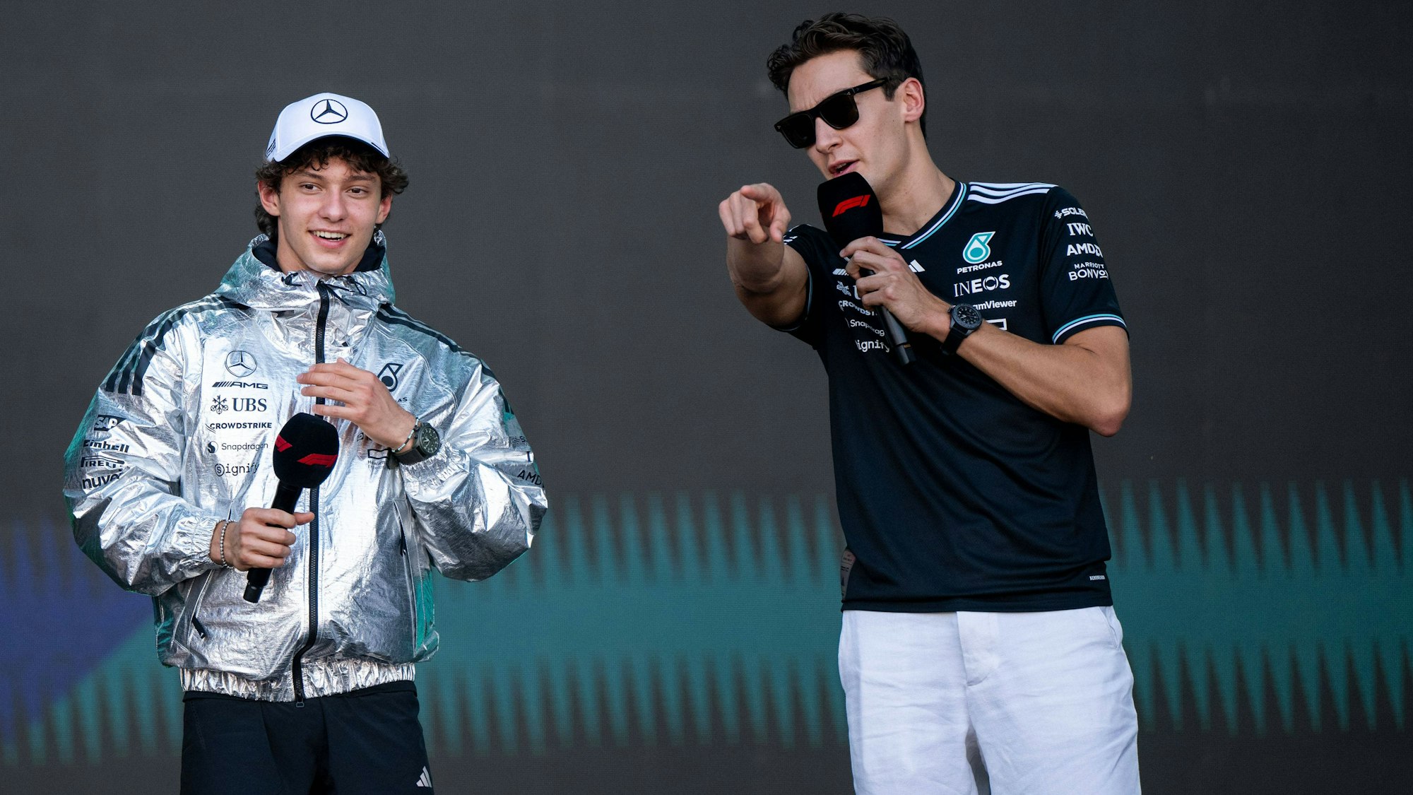 Die Mercedes-Piloten Kimi Antonelli stehen auf der Bühne.