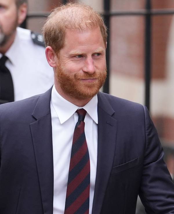 Prinz Harry kommt vor dem Royal Courts of Justice an. Harry streitet sich mit dem britischen Innenministerium über seine Sicherheitsvorkehrungen.