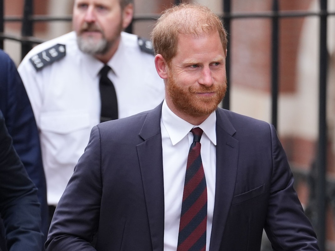 Prinz Harry kommt vor dem Royal Courts of Justice an. Harry streitet sich mit dem britischen Innenministerium über seine Sicherheitsvorkehrungen.
