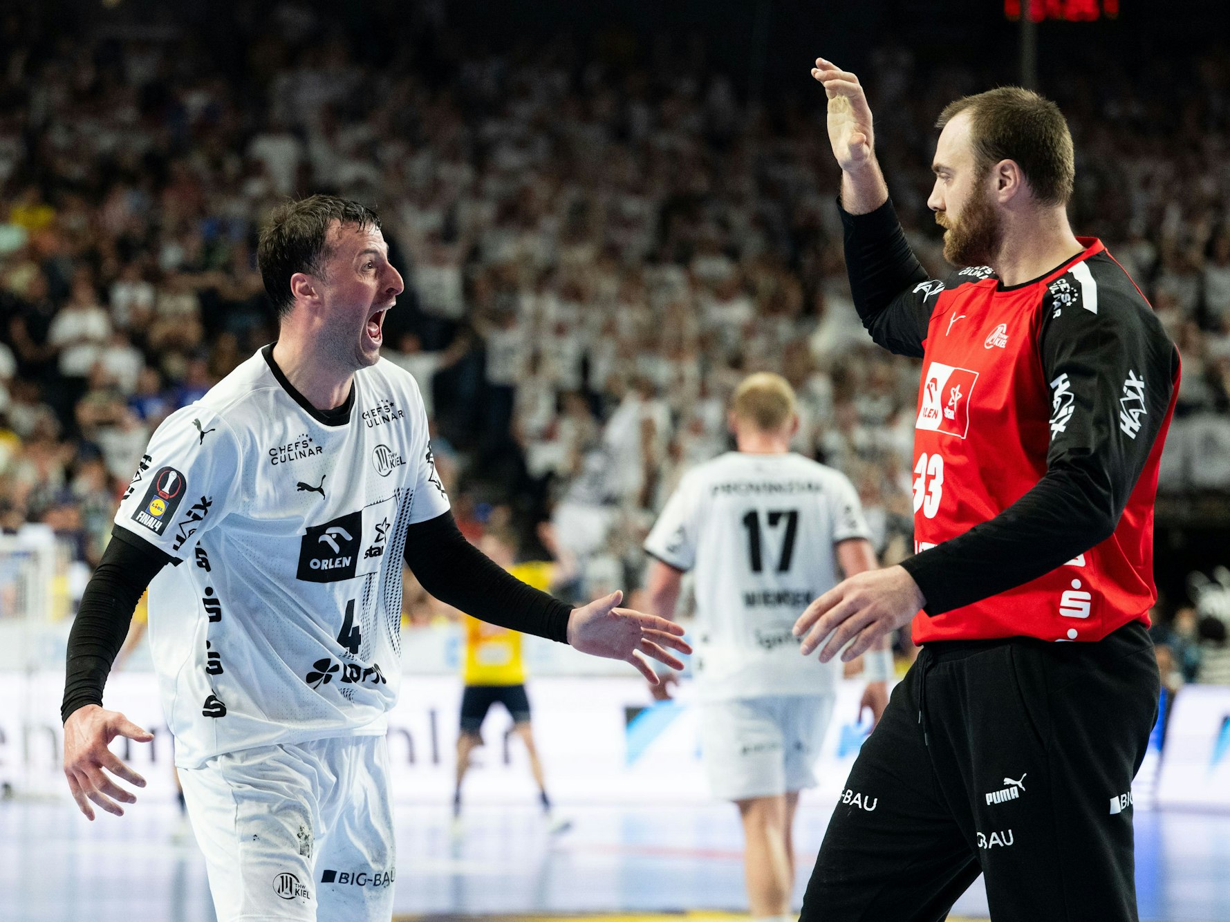 Kiels Domagoj Duvnjak (l) und Torhüter Andreas Wolff jubeln während der Partie.