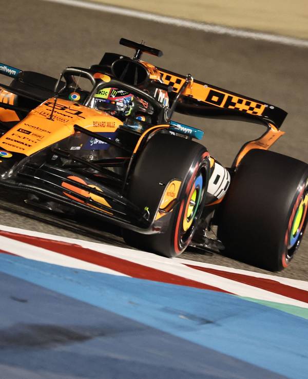 McLaren-Pilot Oscar Piastri fährt mit seinem Boliden über die Strecke