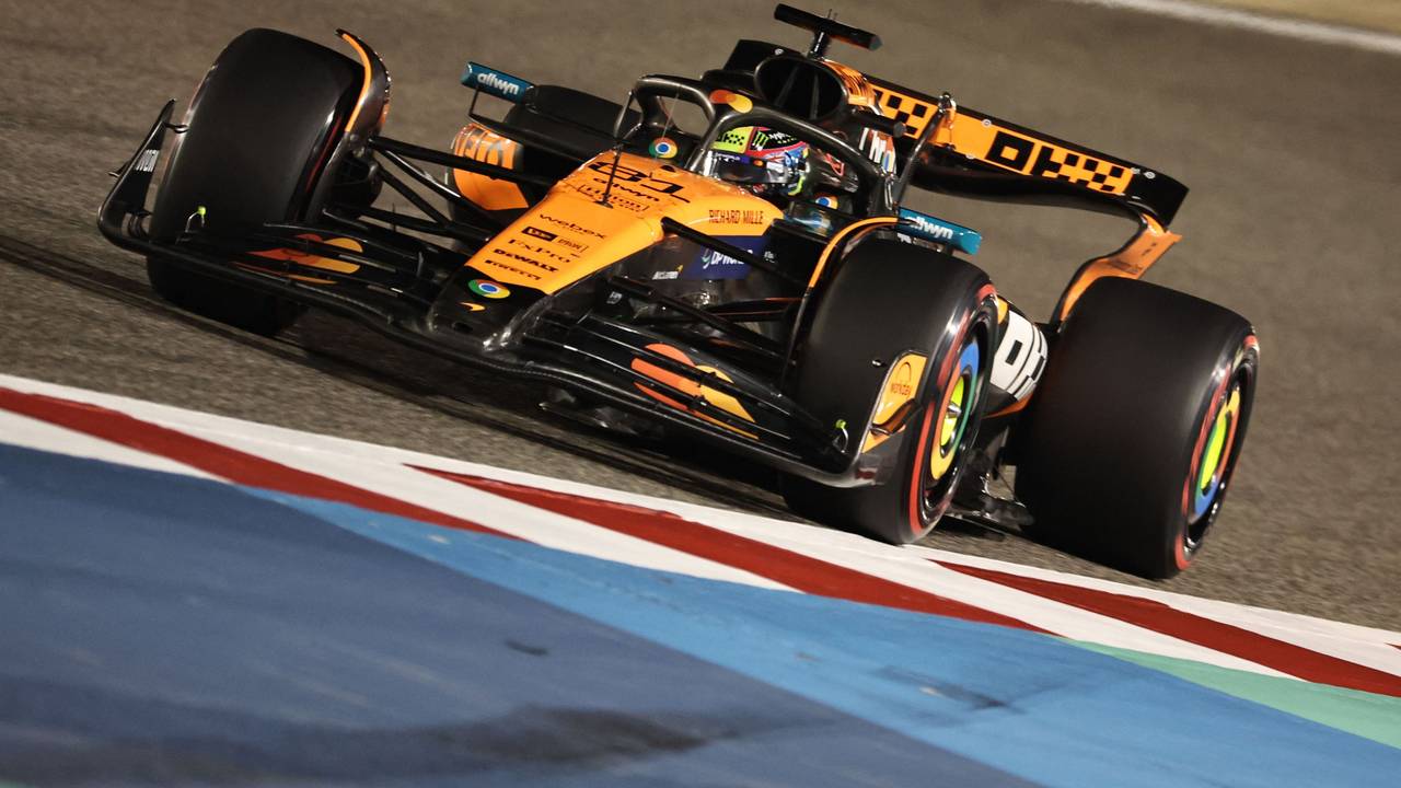 McLaren-Pilot Oscar Piastri fährt mit seinem Boliden über die Strecke