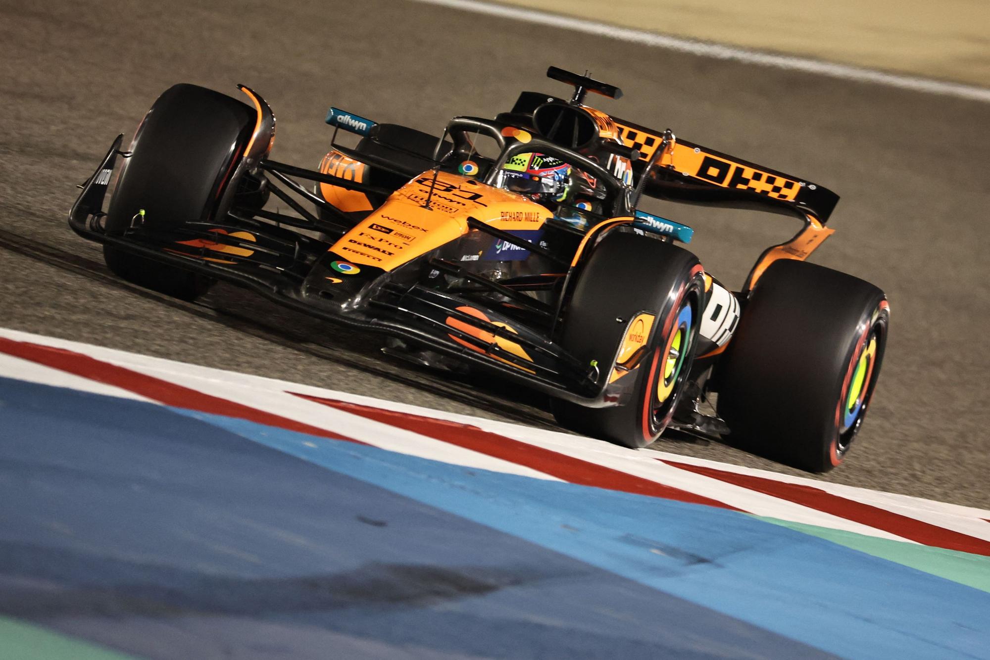 McLaren-Pilot Oscar Piastri fährt mit seinem Boliden über die Strecke